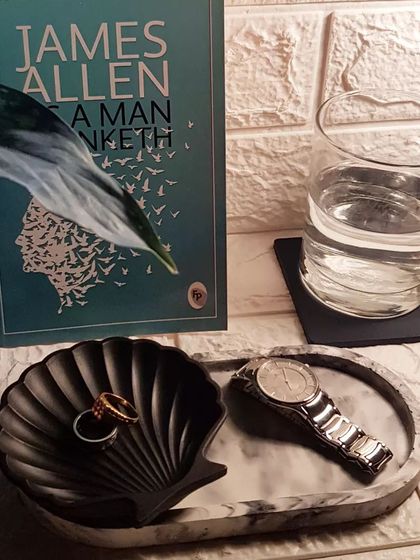 Another gift set option for Father's Day, with a black marble tray and a solid black mini shell dish.