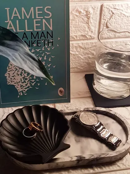 Another gift set option for Father's Day, with a black marble tray and a solid black mini shell dish.