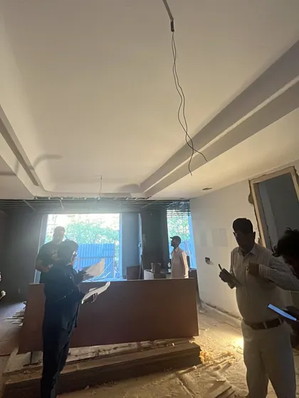 A site meeting in progress. Constant communication and collaboration with our contractors and artisans on-site are key to identifying and resolving issues promptly, preventing delays and ensuring a smooth execution process.