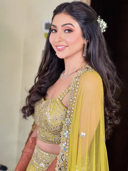 If “being your own sunshine” was a look, it would be this one. A beautiful, glowing look for a Haldi day, featuring soft makeup and a half-up hairstyle.