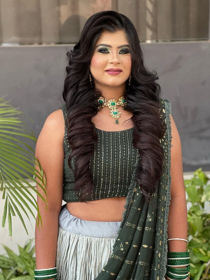 The finished look of the voluminous curls, perfect for a bride or for a grand reception.