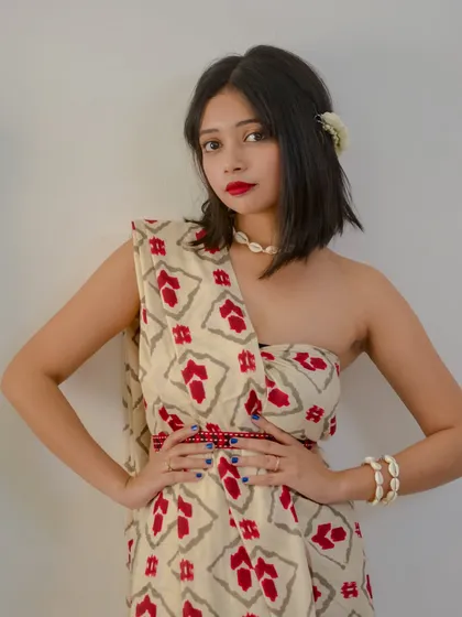 An experimental saree drape where accessories are key. The shell choker and bangles, paired with a beaded belt, transform a simple Ikat fabric into a chic, modern, and beachy look.