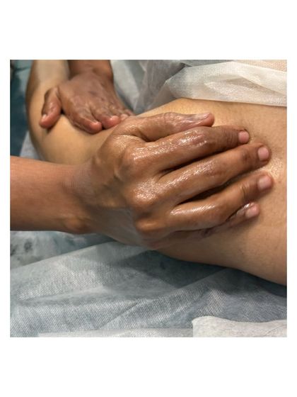 Roadies star Twinkle Chourasia experiencing a therapeutic leg massage at our Ghatkopar store. Our therapies are designed to rejuvenate you from head to toe.