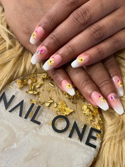 This beautiful set features a soft ombré base with delicate, hand-painted yellow and pink flowers. A few scattered rhinestones add a touch of sparkle, making this a perfect design for spring or a special event.