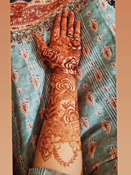 The beautiful result of a full-arm floral design. The rich, even stain shows the quality of the natural henna paste I use.