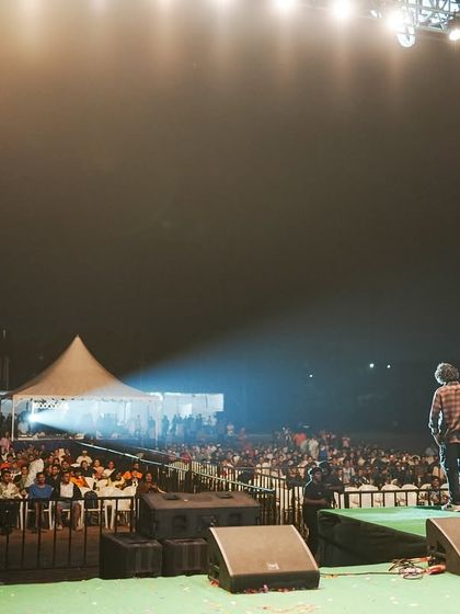 Comedian Joel D'souza looking out at the large crowd gathered for his show at Felicity, IIIT Hyderabad.