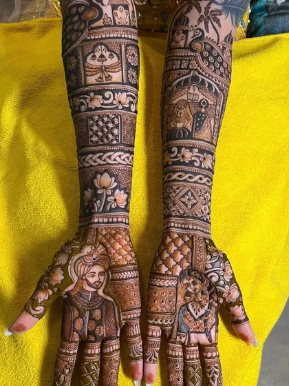 Here you can see the fine shading and detail that goes into each portrait. This design features the groom on one palm and the bride on the other, surrounded by lotus and peacock motifs.