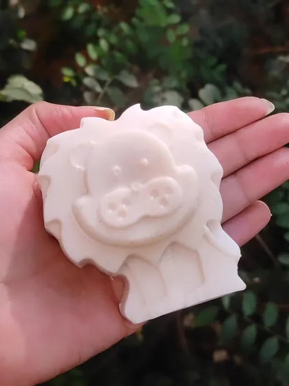 A gentle, nourishing handmade soap designed specifically for kids over two years old. It's unscented and made with shea butter and hydrolyzed oats at a skin-friendly pH of 5.5.