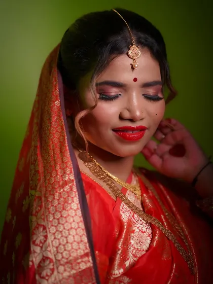 The final bridal portrait, showcasing the flawless skin, classic red lip, and elegant hairstyle. This is the result of comprehensive training and attention to detail.