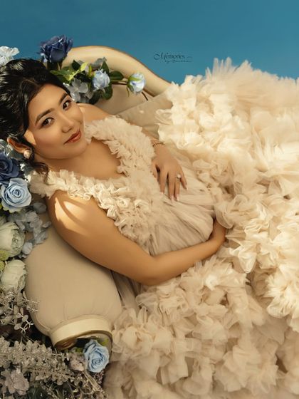 A gentle look, a soft touch on the belly. These are the quiet, intimate moments I aim to capture, preserving the deep connection you already have with your baby.