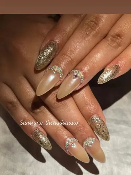 Another angle of the gold glitter and pearl chrome stiletto nails.