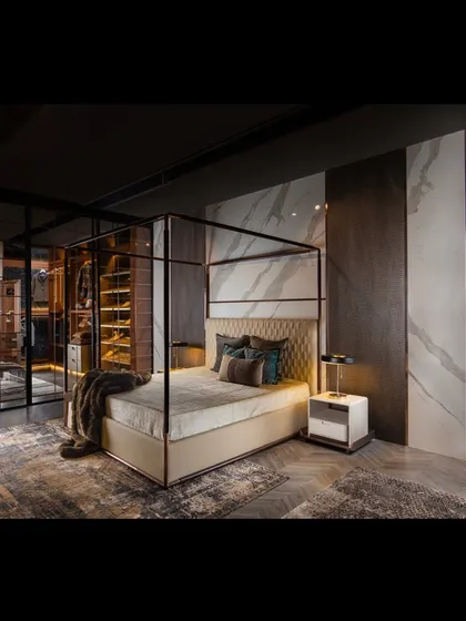 Presenting the QUATTRO bedroom, a complete concept where materials converge. This space features a four-poster bed, wall panelling combining Statuario tiles and veneer, and a glass partition leading to a fully integrated walk-in wardrobe.