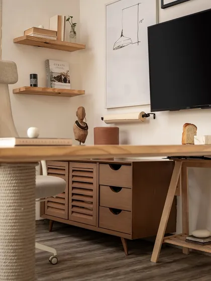 A detail of one of the workstations in our studio. We used a combination of natural wood tones, including a slatted credenza and open shelving, to bring warmth and texture to the space, ensuring even functional areas feel thoughtfully designed.