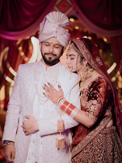 I work to create a comfortable space where you can just be yourselves. This intimate portrait of Darshil and Bhagyashree shows the quiet connection and tenderness that I love to capture, away from the chaos of the celebration.