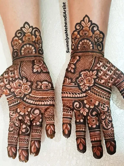 This design is a beautiful mix of roses and geometric patterns, creating a look that is both soft and structured.