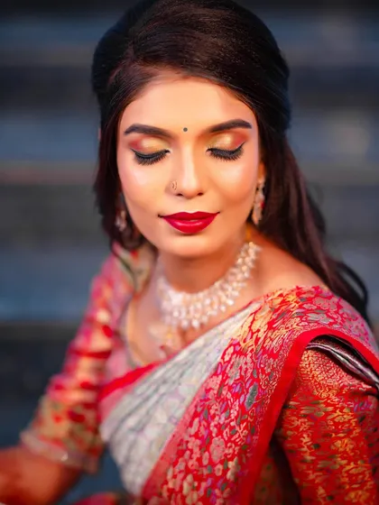 For the reception, we switched to a soft glam look. This features beautiful shimmery eyeshadow that catches the light and a vibrant red lip, paired with a more relaxed hairstyle for an evening of celebration.