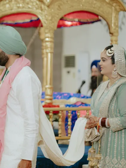 A sacred moment during the Anand Karaj ceremony. The bride looks serene and beautiful with her natural and glowing makeup.