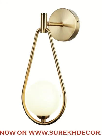 This elegante metallic wall light features a glowing globe held in a teardrop-shaped pendant. The imported golden finish on the brass gives it a luxurious feel, perfect for adding a touch of modern glamour.