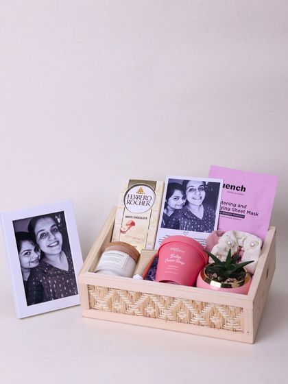 The full sister birthday hamper set, including the personalized frame, ready to be gifted.
