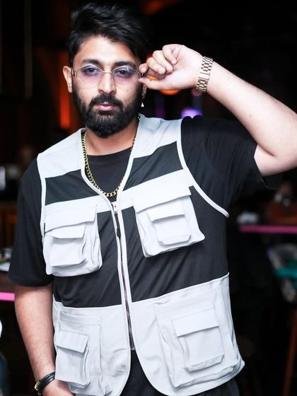 Adjusting my glasses, a moment of cool before the next track.