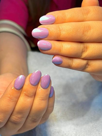 A close-up of the lovely lilac aura nails, perfect for a soft and feminine look.