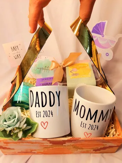 Celebrating the journey to parenthood with this "Parents to Be" hamper. It features "Daddy Est 2024" and "Mommy Est 2024" mugs, along with other thoughtful goodies.