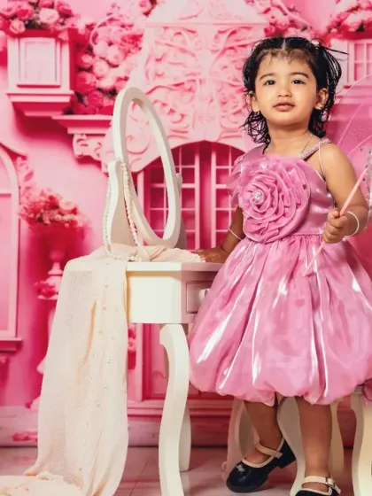 A touch of magic with a fairy wand. We add small details to make our princess photoshoots even more enchanting.