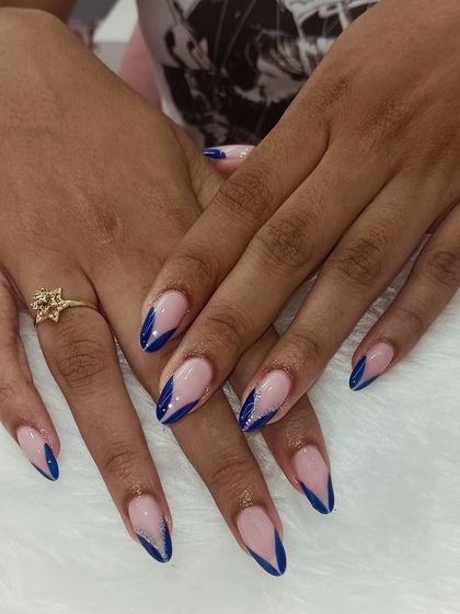 Feeling blue, but in the best way. This sharp stiletto set features a deep V-French tip in a beautiful shade of royal blue.