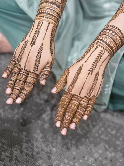 A unique and elegant design with leafy vines running up the fingers, perfect for a modern Eid look.