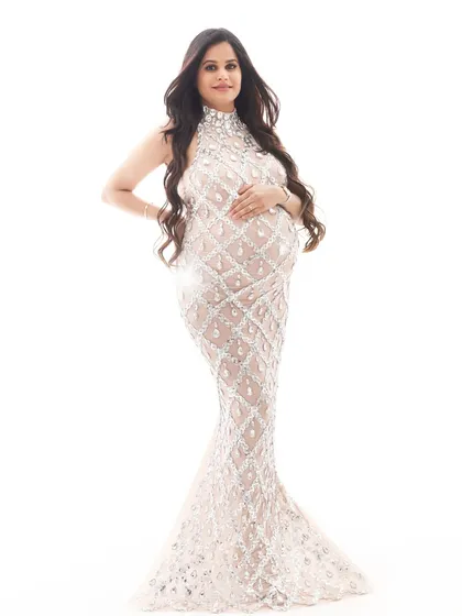 If you want to feel like a star, we can create a full glam look. This stunning sequined gown catches the light perfectly, creating a portrait that is all about celebrating your body and this incredible moment in style.