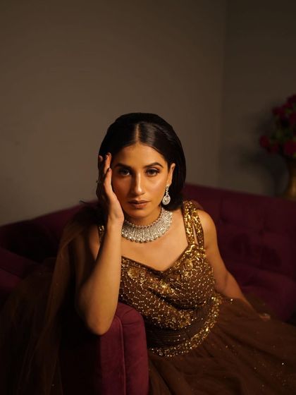 A moment of poise and elegance. This look is perfect for a sophisticated evening event, with a focus on clean lines, glowing skin, and a timeless feel.