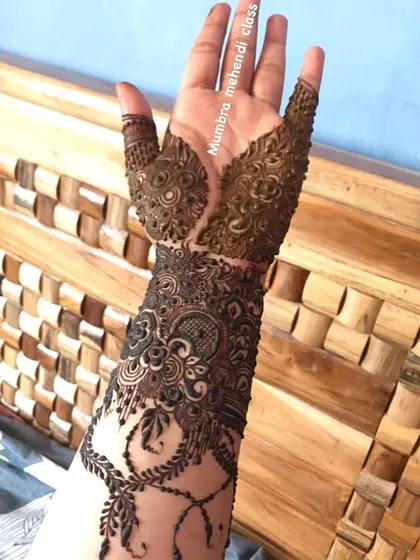 This design shows how to create a beautiful 'v' shape on the back of the hand, a popular choice for brides and bridesmaids.