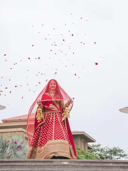 The bride's grand entrance, flanked by dancers and showered with petals. We make sure her walk инновацион is a moment of pure elegance and anticipation.