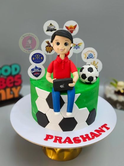 The full cake for the football and IPL lover, with his figurine surrounded by the logos of his favorite teams.