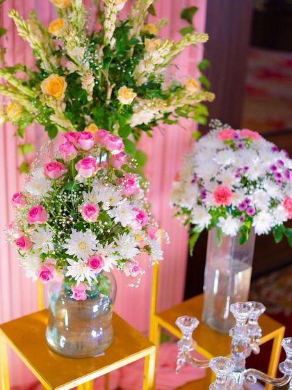 Fresh floral arrangements in glass vases add a touch of softness and color to the event space. We carefully select flowers like roses and chrysanthemums that complement the overall theme and color palette.
