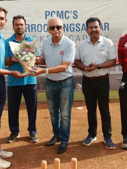 Welcoming one of our coaches with a bouquet at the start of the tournament.
