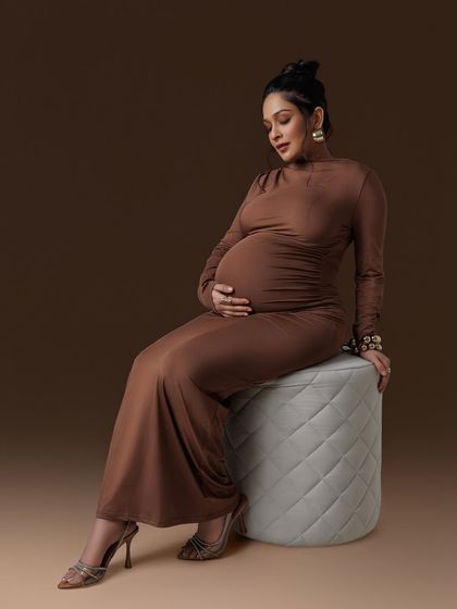 A chic and stylish seated portrait, showing that maternity photography can be incredibly fashionable.