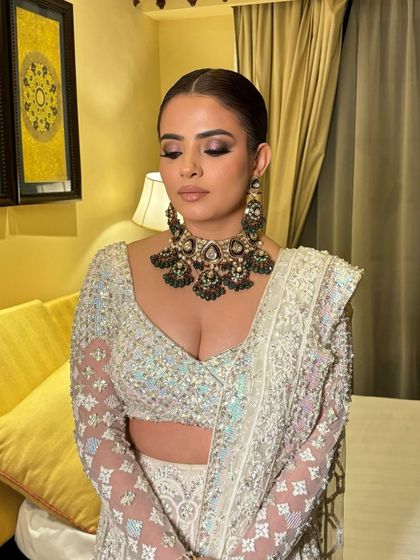 A duochromatic smokey eye for Khushboo. This look is all about high-fashion glam, perfect for a grand reception.