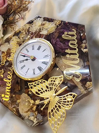 A closer look at the details of this personalized table clock. The combination of preserved flowers, gold accents, and custom text makes it a truly special gift.