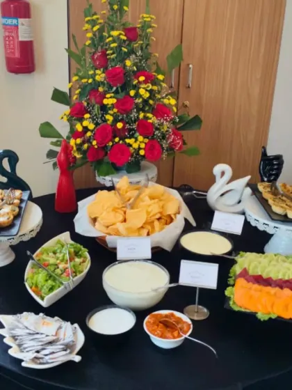 An elegant appetizer and salad station set up for a corporate gathering. The spread includes bruschetta, nachos with dips, and fresh salads, perfect for networking events.