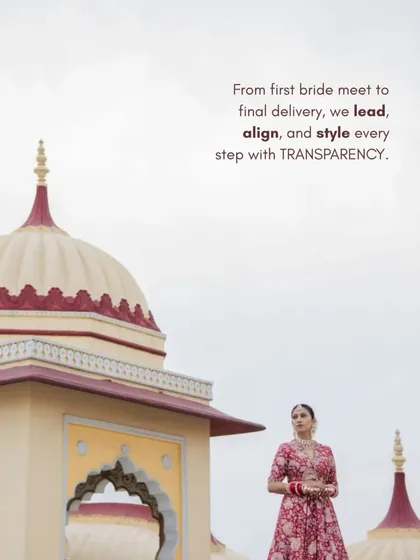 A bride stands against the backdrop of a palace dome, a portrait of regal elegance. This image reflects our promise of transparency and style, from the first meeting to the final delivery.