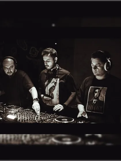 A moment captured during an intense B2B session. I thrive on the creative energy of collaborating with other artists, building a seamless, extended musical narrative together.