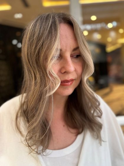 Another angle of the pearl blond look, highlighting the bright money piece that frames the face.