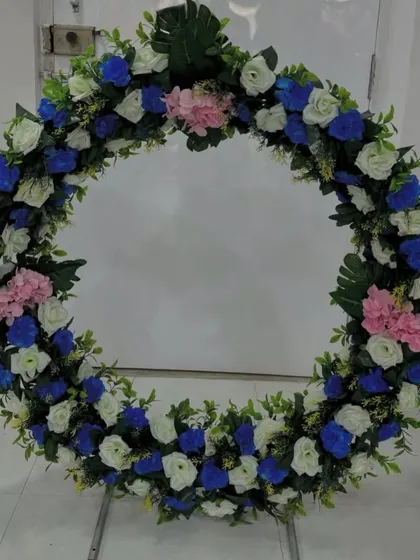 This floral ring with its cool blue and white tones offers a fresh and different color palette for your festive or event decor.