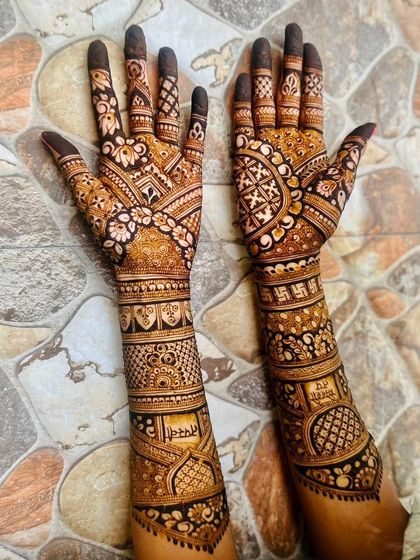 Intricate Bridal Mehendi photo 44