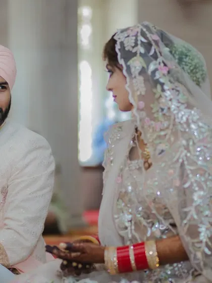 A quiet, meaningful glance between the bride and groom during their Anand Karaj ceremony. We focus on capturing the serene and spiritual atmosphere of a Gurudwara wedding.