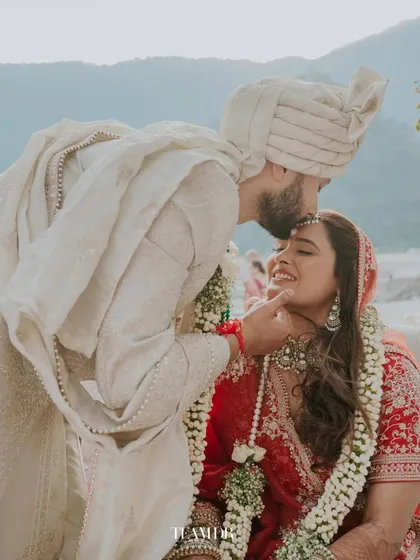 A quiet moment of love in the heart of Rishikesh. For this destination wedding by the Ganga, I created a fresh, soft bridal look that felt as serene and beautiful as the surroundings.