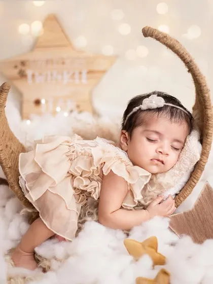 Twinkle, twinkle, little star. ❤️ As a certified newborn photographer, I create safe and dreamy setups like this one. This precious baby girl is sleeping so peacefully on a crescent moon prop, surrounded by fluffy clouds and stars.