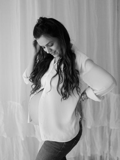 I love the touch of grain in this black and white photo. It gives this casual, elegant portrait a timeless, film-like quality that feels so authentic.