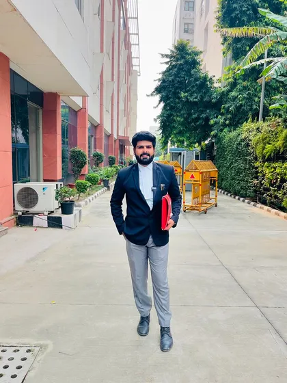 Court premises mein ek case ki sunwai ke baad. Har case ek nayi chunauti aur ek naya anubhav hota hai.